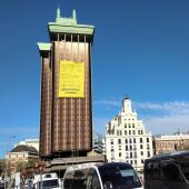 La pancarta que Greenpeace ha colocado en una de las torres de la Plaza de Colón
