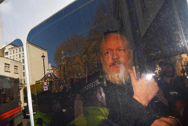 La Policía británica detiene a Julian Assange tras retirarle Ecuador el asilo diplomático La Policía británica detiene a Julian Assange tras retirarle Ecuador el asilo diplomático