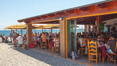 Los chiringuitos de la Costa Tropical a punto Francisco Trujillo explica que los chiringuitos estarán abiertos en Semana Santa