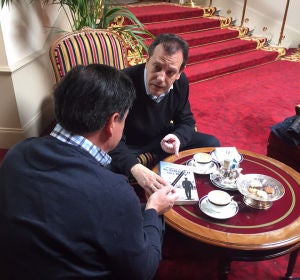 Mikel Lejarza, de espaldas, y Fernando Ruedas, autores de "Yo confieso" Mikel Lejarza, de espaldas, y Fernando Ruedas, autores de "Yo confieso"