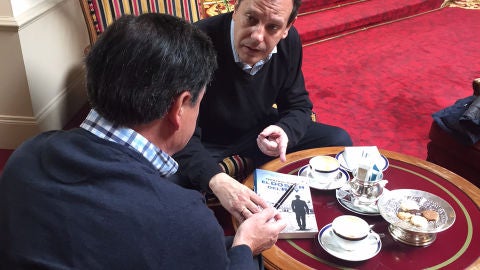 Mikel Lejarza, de espaldas, y Fernando Ruedas, autores de "Yo confieso"