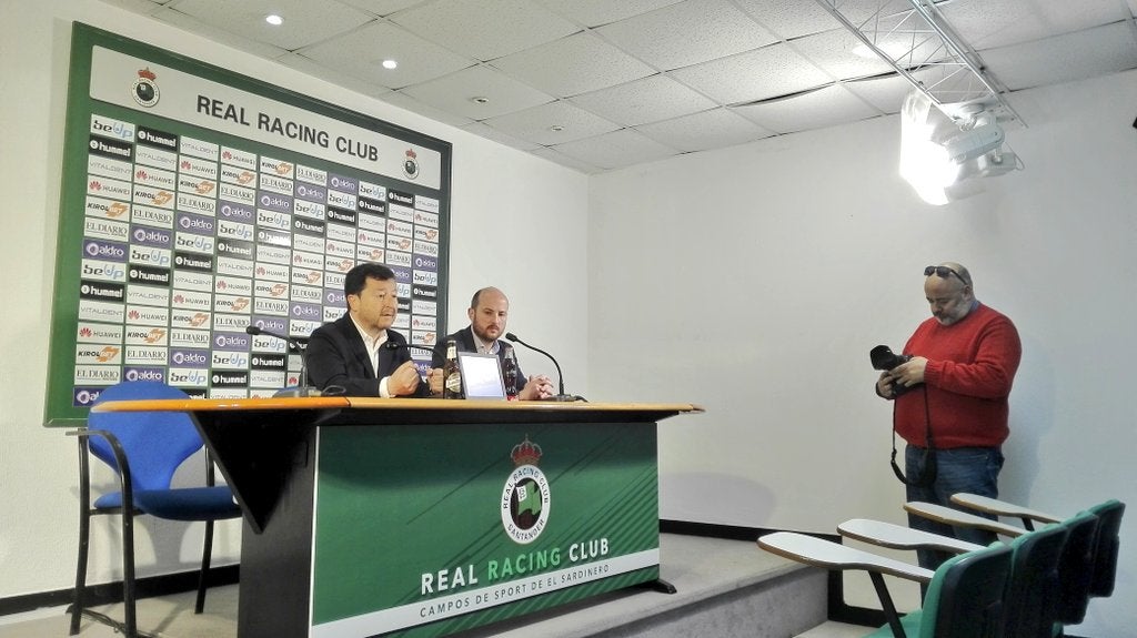 Chuti Molina: "Tenía carta blanca para, pero asumo el riesgo de apostar por un juvenil" Chuti Molina: "Tenía carta blanca para, pero asumo el riesgo de apostar por un juvenil"