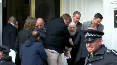 Momento de la detención de Julian Assange Momento de la detención de Julian Assange