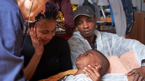 Tripulantes a bordo del barco humanitario "Alan Kurdi" de la ONG alemana Sea Eye
