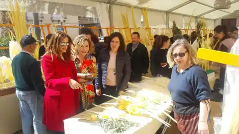 Marta Martín, candidata al Congreso de Cs, en el mercado de palma blanca de Elche Marta Martín, candidata al Congreso de Cs, en el mercado de palma blanca de Elche