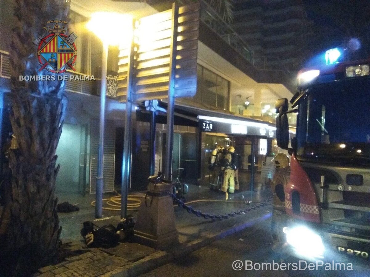 Extinguen un incendio en el sótano de una discoteca del Paseo Marítimo de Palma Extinguen un incendio en el sótano de una discoteca del Paseo Marítimo de Palma