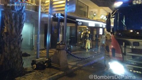 Los bomberos extinguen un incendio en el s&oacute;tano de una discoteca del Paseo Mar&iacute;timo de Palma