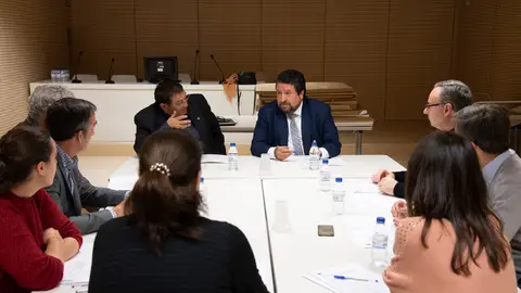 El presidente de la Diputación, Javier Moliner, con el jurado del concurso de ideas de los proyectos arquitectónicos para la rehabilitación de Sant Joan de Penyagolosa. DIPUTACIÓ DE CASTELLÓ