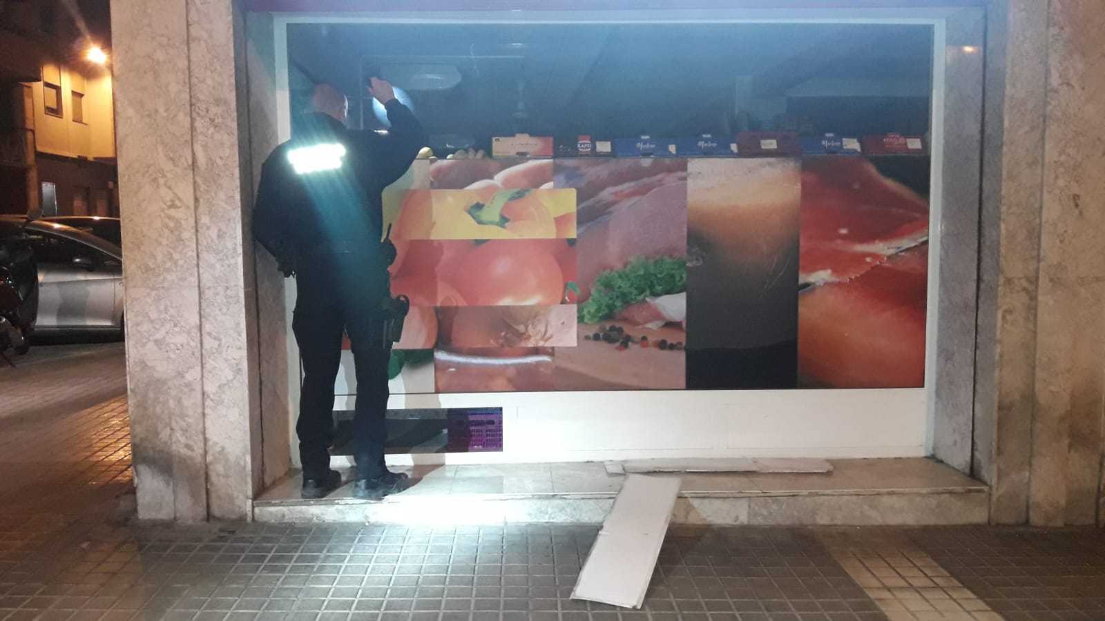 La llamada de un vecino a la Policía Local frustra el robo en una frutería en Elche La llamada de un vecino a la Policía Local frustra el robo en una frutería en Elche