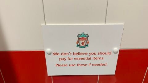 Un ba&ntilde;o de mujeres del Liverpool, con compresas y tampones