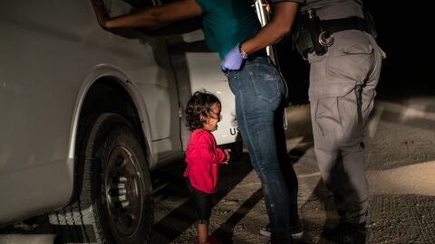 La ni&ntilde;a migrante llorando en la frontera entre EEUU y M&eacute;xico