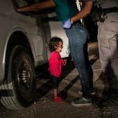 La niña migrante llorando en la frontera entre EEUU y México