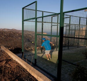 Un hombre disputa un partido de pádel Un hombre disputa un partido de pádel