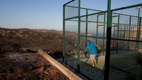 ¿Se puede jugar al pádel en la fase 1 de la desescalada? Un hombre disputa un partido de pádel