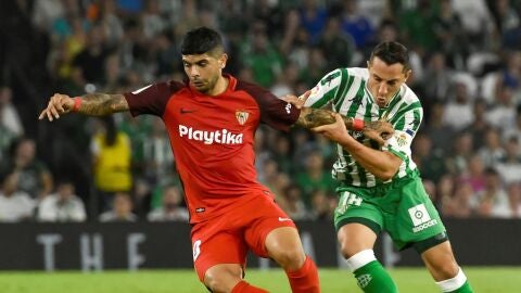 Banega conduce el bal&oacute;n ante Guardado