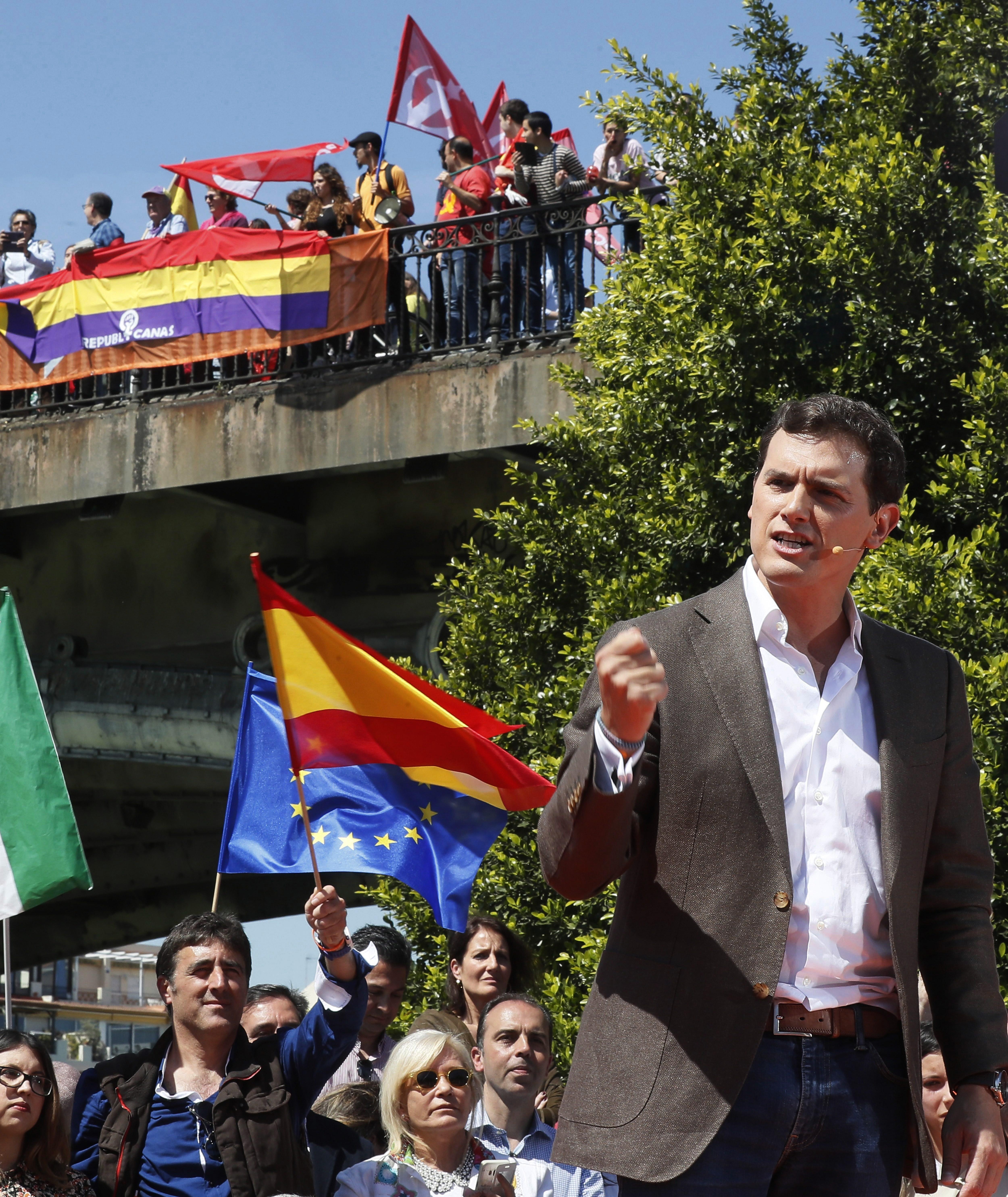 Rivera: ¿Por qué la Junta Electoral quiere a separatistas en el debate si está Sánchez? Rivera: ¿Por qué la Junta Electoral quiere a separatistas en el debate si está Sánchez?