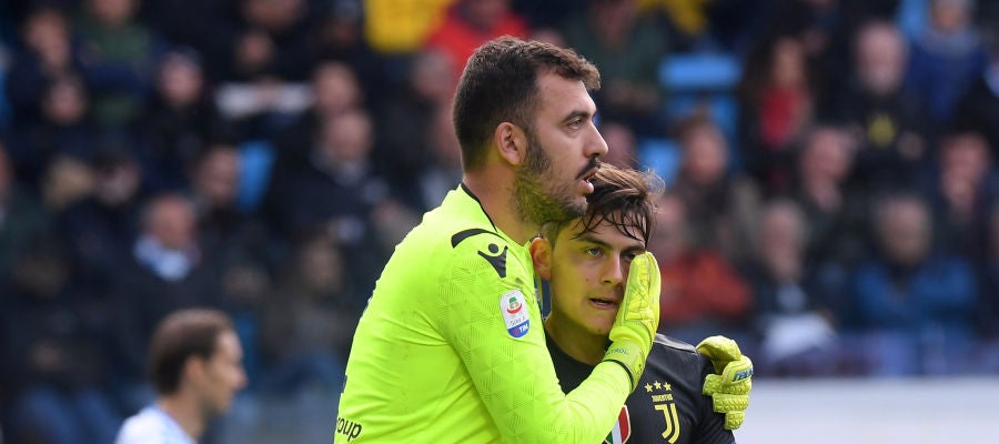 Emiliano Viviano consuela a Dybala Emiliano Viviano consuela a Dybala