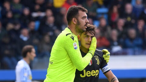 Emiliano Viviano consuela a Dybala