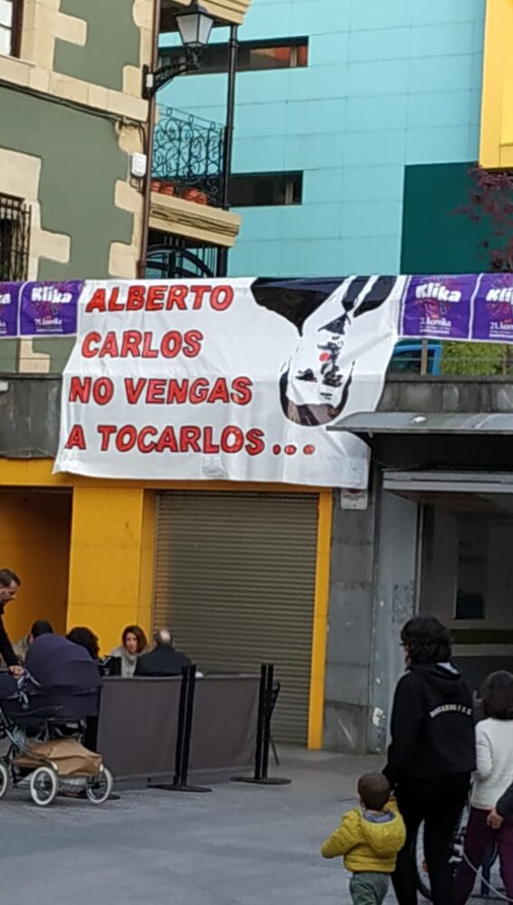 Carteles en Rentería dirigidos a Albert Rivera