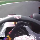 Verstappen levanta la mano a Vettel Verstappen levanta la mano a Vettel