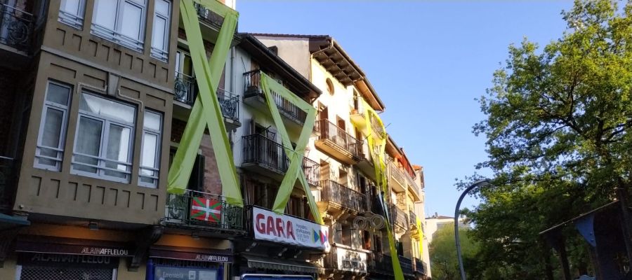 Edificios con lazos amarillos en Rentería Edificios con lazos amarillos en Rentería