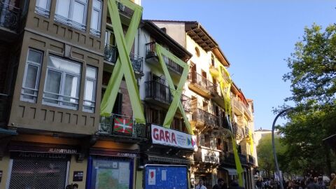 Edificios con lazos amarillos en Renter&iacute;a