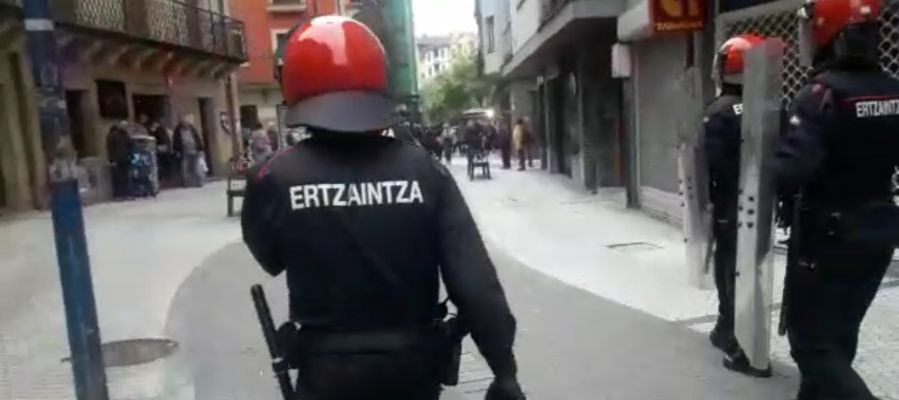 La Ertzaintza escoltando a Ciudadanos en Errenteria La Ertzaintza escoltando a Ciudadanos en Errenteria