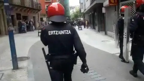 Un agente de la Ertzaintza. Un agente de la Ertzaintza.