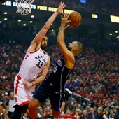Marc Gasol intenta taponar a Fournier Marc Gasol intenta taponar a Fournier