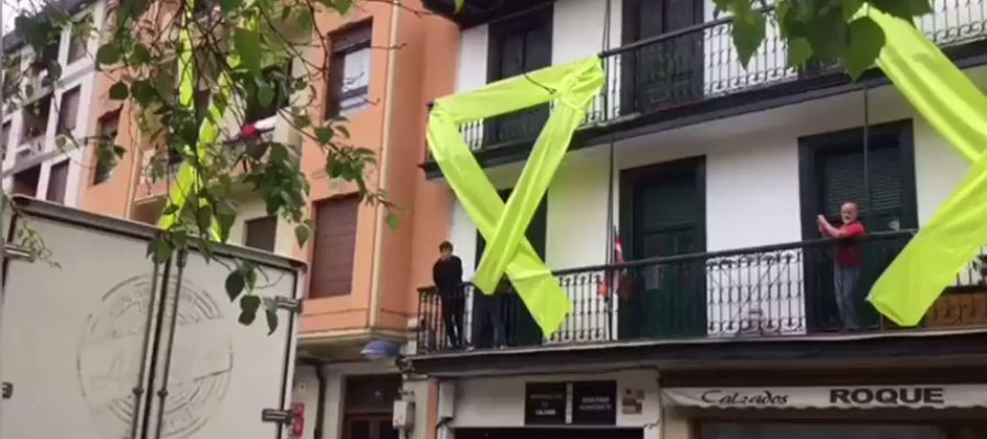 Colocan lazos gigantes amarillos y pancartas contra Rivera cerca de donde dará un mitin en Rentería Colocan lazos gigantes amarillos y pancartas contra Rivera cerca de donde dará un mitin en Rentería