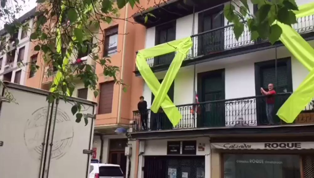 Colocan lazos gigantes amarillos y pancartas contra Rivera cerca de donde dará un mitin en Rentería