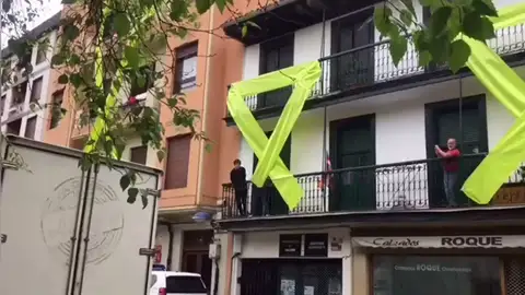 Colocan lazos gigantes amarillos y pancartas contra Rivera cerca de donde dará un mitin en Rentería Colocan lazos gigantes amarillos y pancartas contra Rivera cerca de donde dará un mitin en Rentería