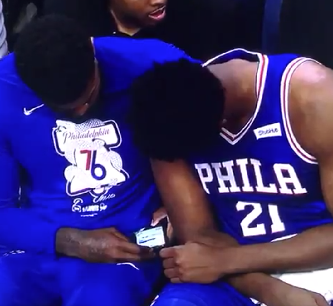 Cazan a Embiid y a Amir Johnson mirando el móvil en plena derrota contra los Nets Cazan a Embiid y a Amir Johnson mirando el móvil en plena derrota contra los Nets