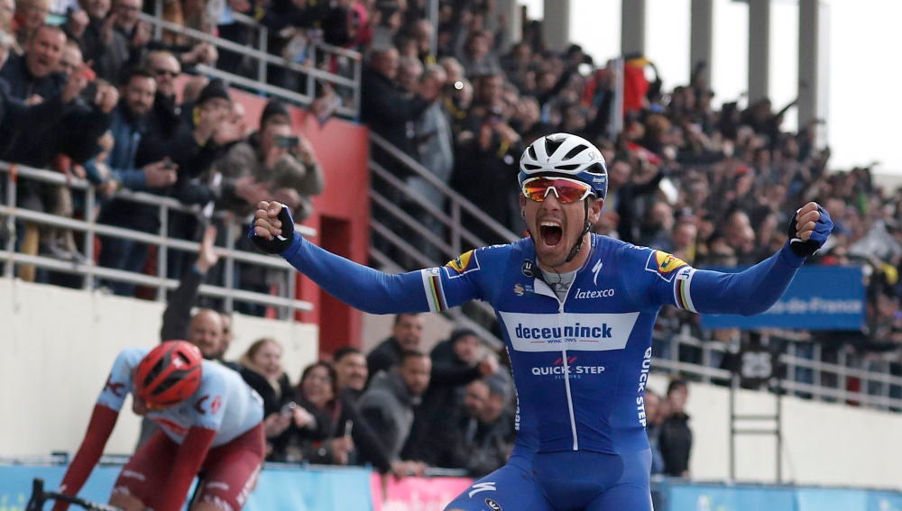 Philippe Gilbert celebra su victoria en la Paris-Roubaix