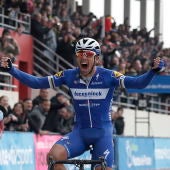 Philippe Gilbert celebra su victoria en la Paris-Roubaix