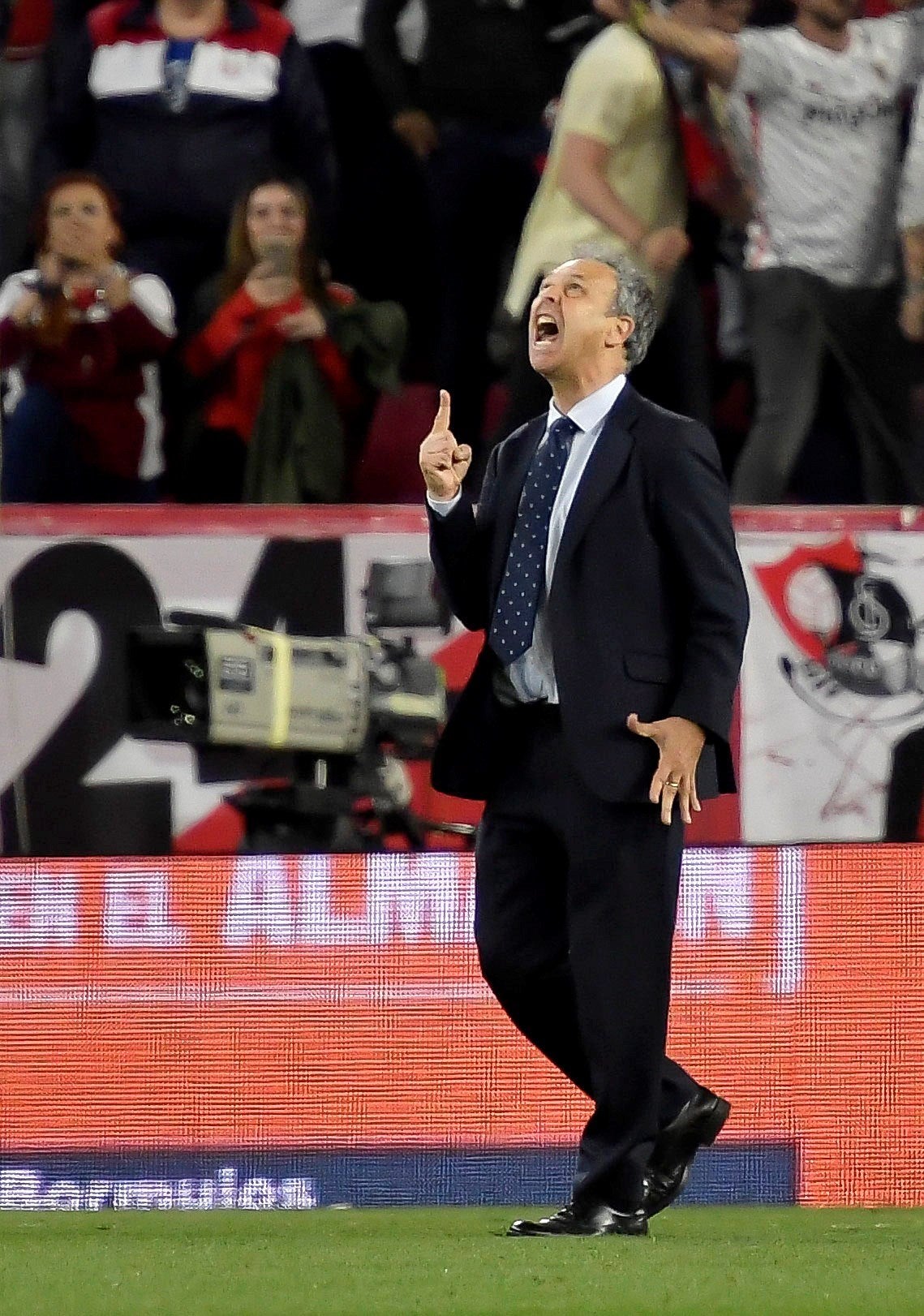 Caparrós: "Esto es el Sevilla y hay que mamar en el Sánchez-Pizjuán, esto es espectacular" Caparrós: "Esto es el Sevilla y hay que mamar en el Sánchez-Pizjuán, esto es espectacular"