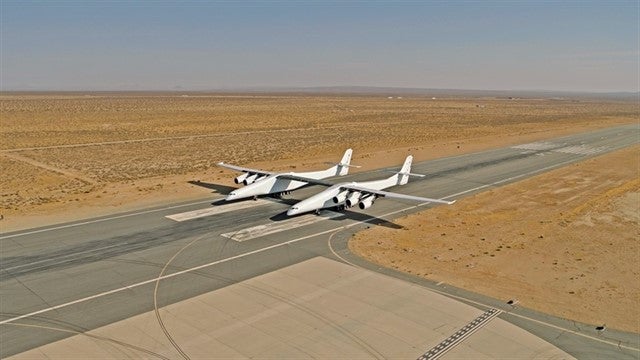El avión más grande del mundo vuela con éxito por primera vez en California El avión más grande del mundo vuela con éxito por primera vez en California