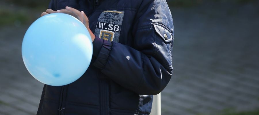 Un niño con un globo Un niño con un globo
