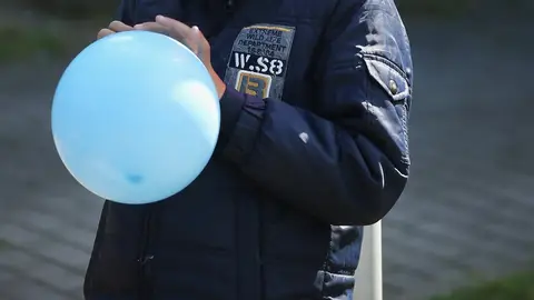 Un niño con un globo Un niño con un globo
