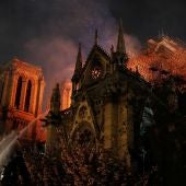 Notre Dame, ardiendo
