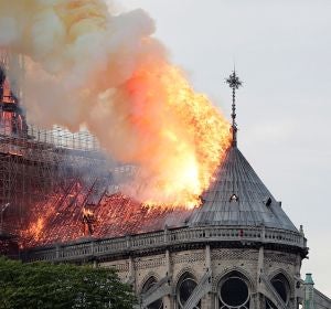 El fuego devora el tejado de la catedral de Notre Dame El fuego devora el tejado de la catedral de Notre Dame