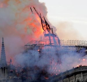Cae la aguja central de Notre Dame Cae la aguja central de Notre Dame