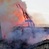 Cae la aguja central de Notre Dame