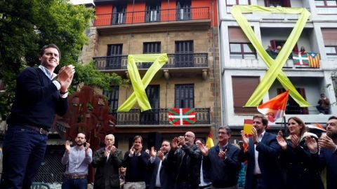 Noticias de la mañana (15-04-19) Decenas de personas intentan, sin éxito, boicotear el mitin de Rivera en Rentería Noticias de la mañana (15-04-19) Decenas de personas intentan, sin éxito, boicotear el mitin de Rivera en Rentería