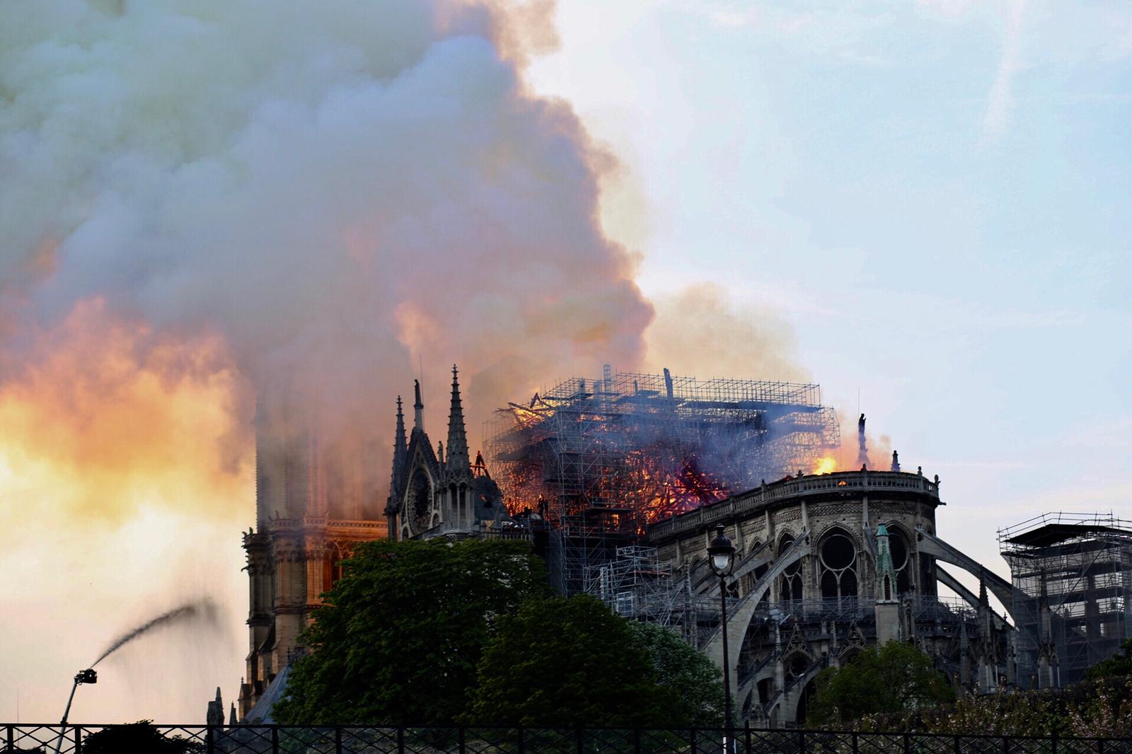 La España de la penitencia llora la tragedia de Notre Dame La España de la penitencia llora la tragedia de Notre Dame
