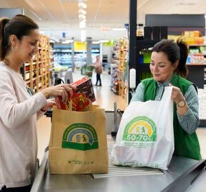 El cambio en el tipo de bolsas demuestra el compromiso de Mercadona con el medio ambiente. El cambio en el tipo de bolsas demuestra el compromiso de Mercadona con el medio ambiente.