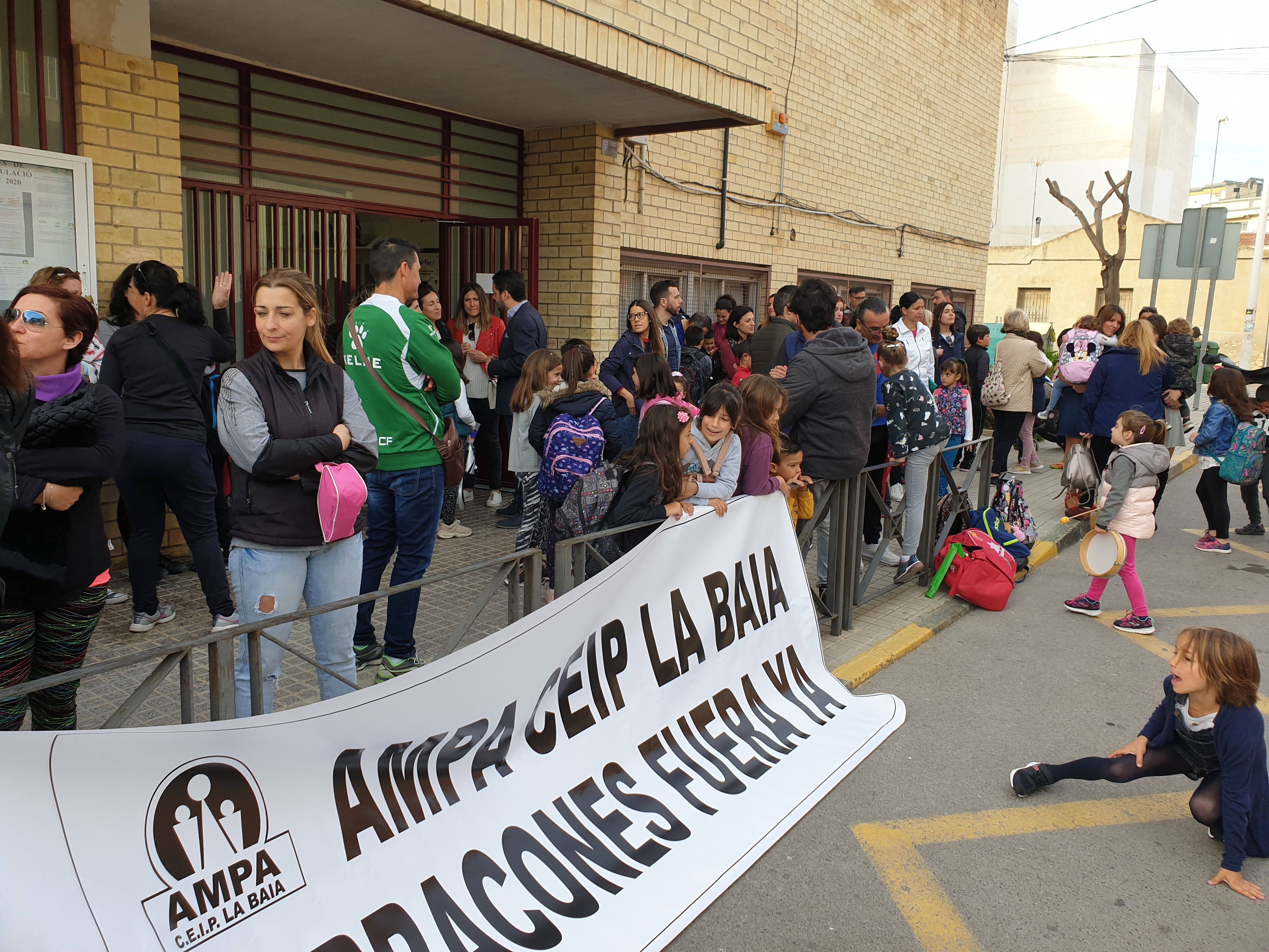 Padres y madres del CEIP La Baia exigen la eliminación de los barracones Padres y madres del CEIP La Baia exigen la eliminación de los barracones