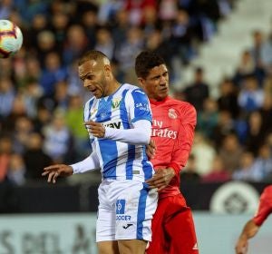 Varane pelea un balón ante Martin Braithwaite Varane pelea un balón ante Martin Braithwaite