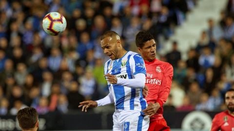 Varane pelea un bal&oacute;n ante Martin Braithwaite