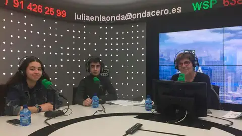 Eulalia Alemany, Sofía Montero y Aitor Saracibar en Julia en la onda Eulalia Alemany, Sofía Montero y Aitor Saracibar en Julia en la onda